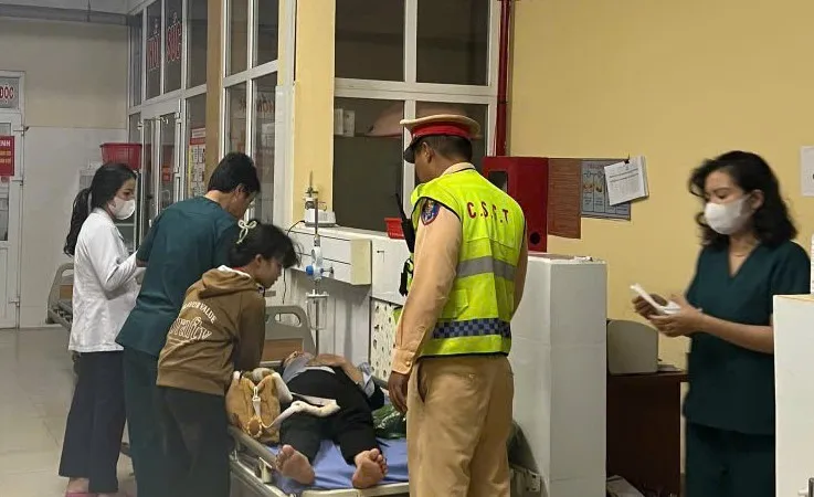CSGT đã kịp thời đưa chị Duyên đến bệnh viện cấp cứu. Ảnh: C.A lên cơn đau tim.jpg