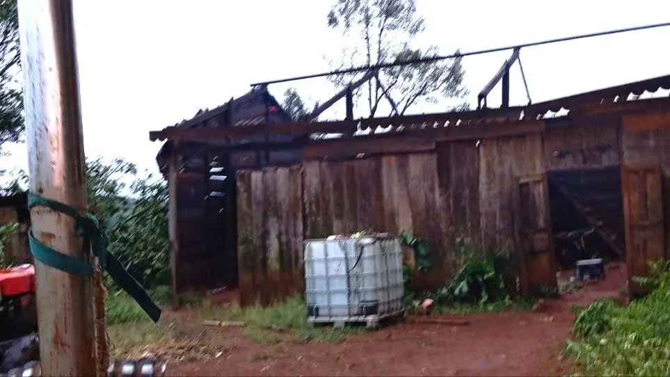 Một căn nhà bị tốc mái sau trận mưa đá, giông lốc. Ảnh: N.D Mưa đá kèm giông lốc.jpg