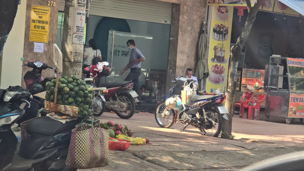 Nha Khoa Việt Pháp vẫn mở cửa trong thời gian bị tước giấy phép hoạt động. Ảnh: TIẾN THOẠI Nha Khoa Việt Pháp.jpg