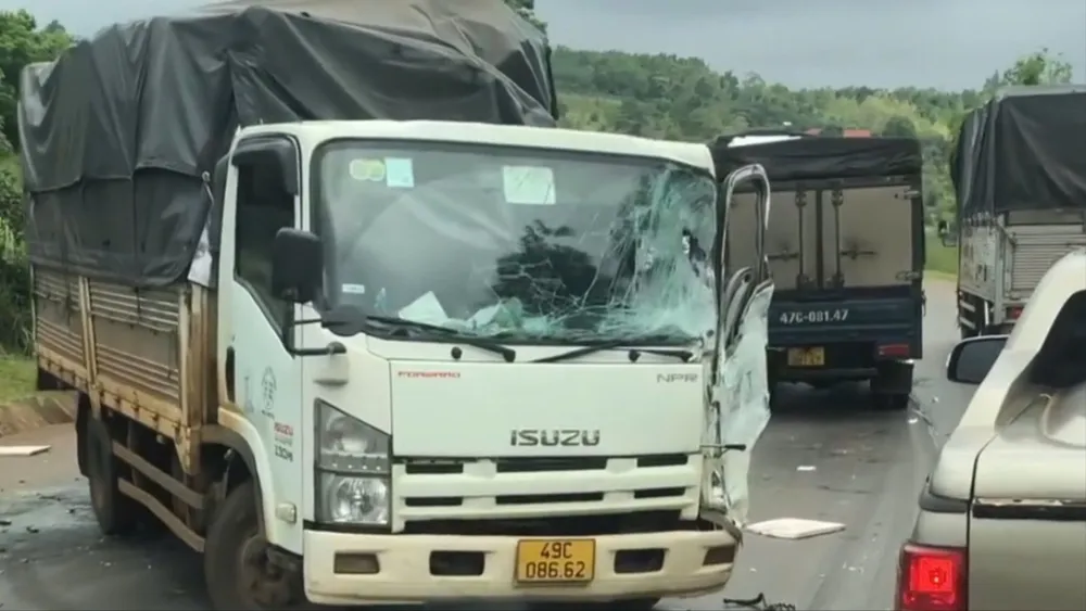 Một xe tải hư hỏng nặng sau tai nạn. Ảnh: T.H XE TẬP LÁI.jpg