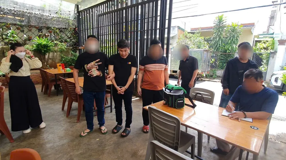 Công an dẫn giải Vĩ về nơi gây ra vụ cướp giỏ xách. Ảnh: S.Đ cướp giật giỏ xách.jpg