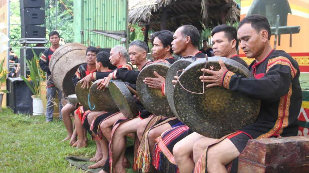 Các nghệ nhân tham gia biểu diễn cồng chiêng. Ảnh: TIẾN THOẠI Buôn Ma Thuột 1.JPG