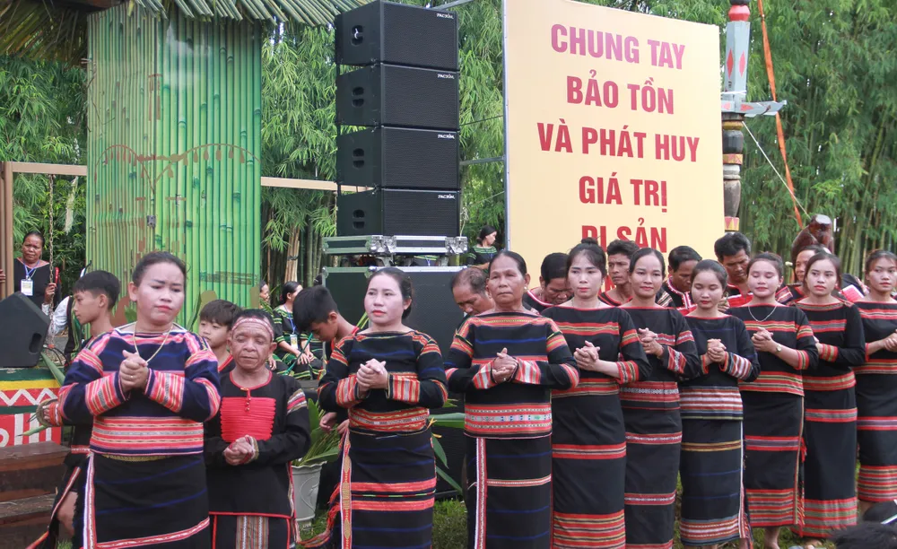 Các đội múa phụ họa cho đội chiêng thêm phần sôi động. Ảnh: TIẾN THOẠI Buôn Ma Thuột 2.JPG