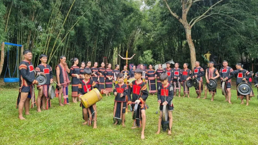 Đội cồng chiêng huyện Ea Súp tập dượt trước khi biểu diễn. Ảnh: TIẾN THOẠI Buôn Ma Thuột 4.jpg