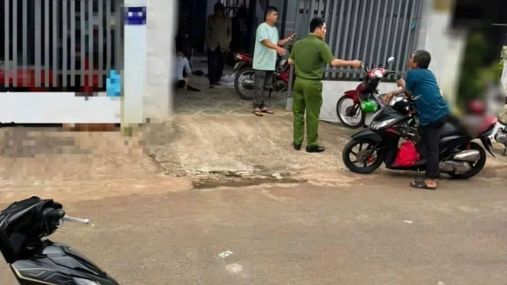 Công an đến xác minh vụ việc. Ảnh: N.D TREO CỔ TỬ VONG.jpg