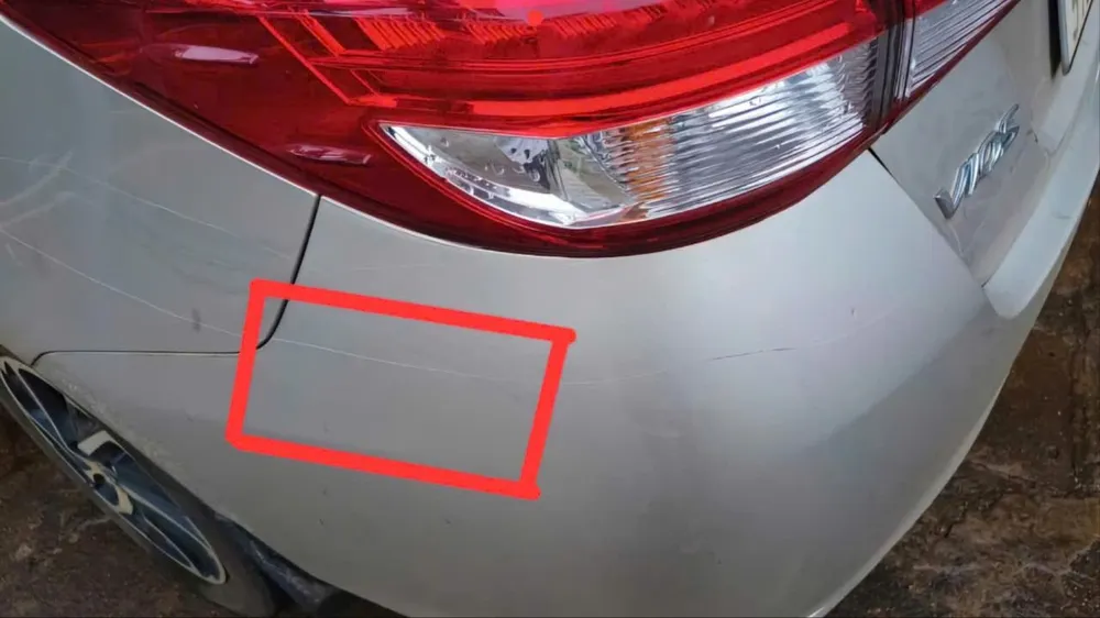 Vết xước trên xe ông Q. Ảnh: N.D bánh trung thu 1.jpg
