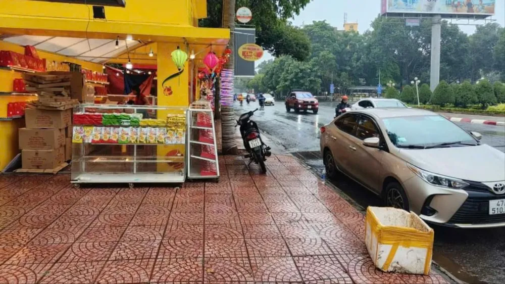 Nơi ông Q đỗ xe và bị rạch hỏng sơn. Ảnh: N.D bánh trung thu.jpg