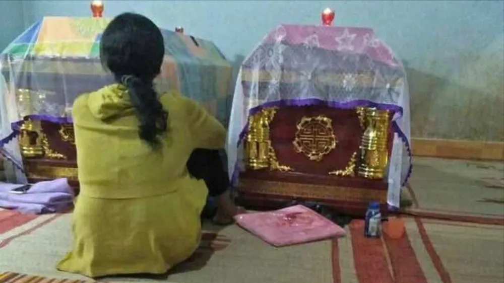 Người thân bên linh cữu hai anh em vừa tử vong do tai nạn. Ảnh: N.D hai anh em.jpg