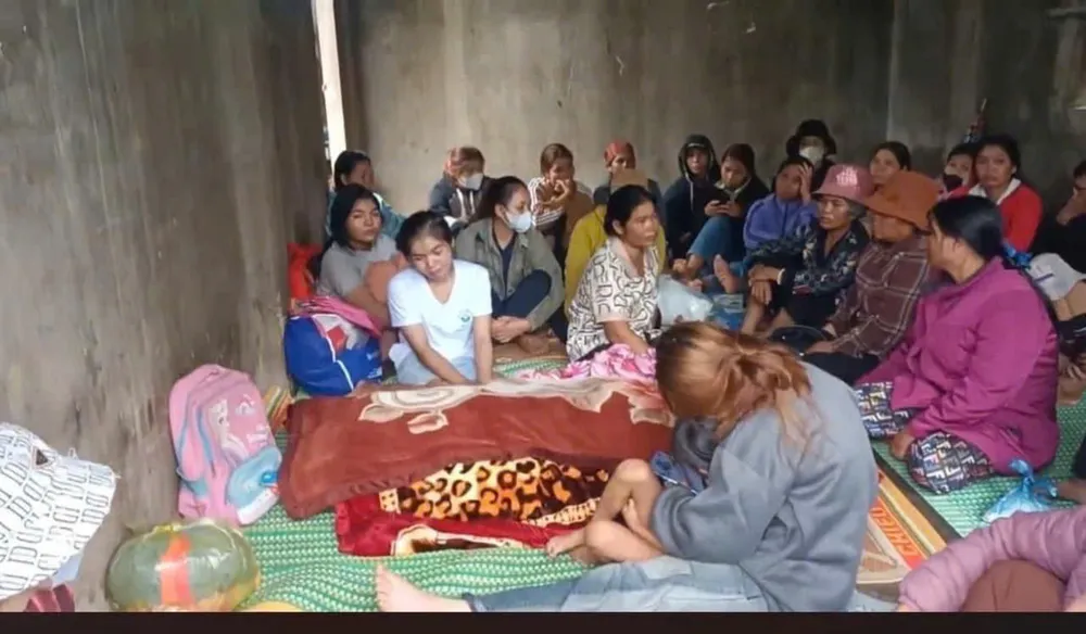 Người thân đau đớn bên thi thể học sinh bị nạn. Ảnh: N.H lùi ô tô 10.jpg