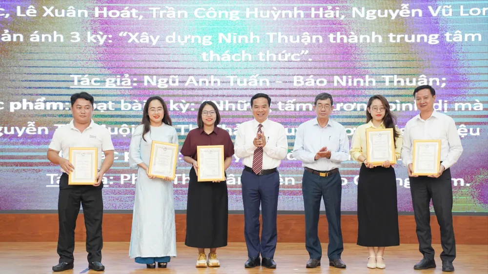 Ban tổ chức trao giải cho nhóm tác giải đoạt giải. Ảnh: THUẬN VĂN. giải báo chí Nam Trung bộ.jpg