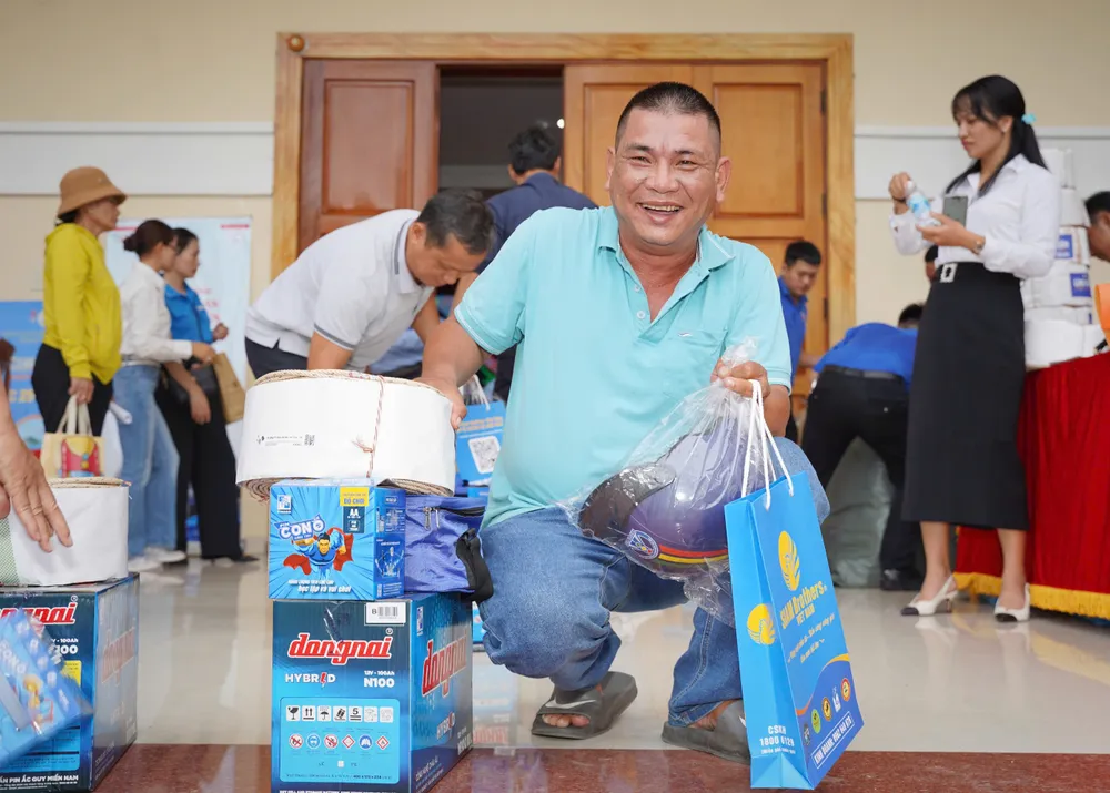 thắp sáng đèn trên biển 1.jpg