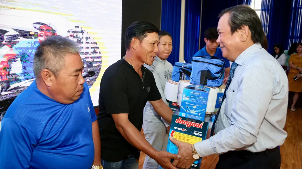 Thắp sáng đèn trên biển 2.jpg