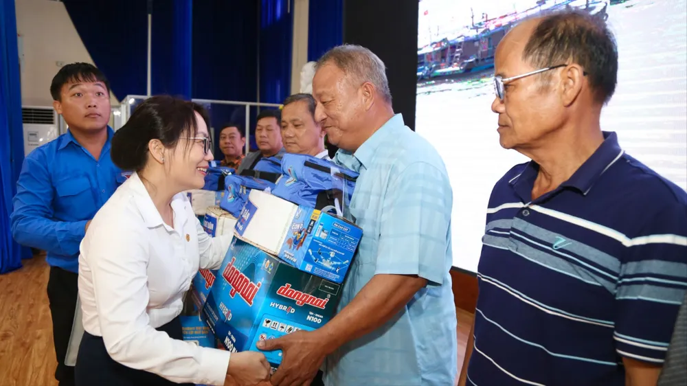 thắp sáng đèn trên biển 21.jpg