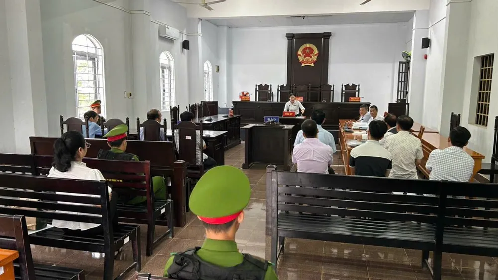 Thư ký tòa thông báo hoãn phiên xét xử cựu Giám đốc Sở Xây dựng tỉnh Đắk Nông. Ảnh: T.T Sở Xây dựng.jpg