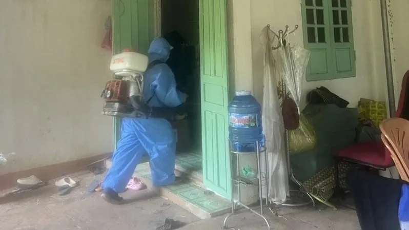 Cán bộ y tế phun thuốc, phòng ngừa sốt xuất huyết tại tỉnh Đắk Lắk. Ảnh: Y.T SỐT XUẤT HUYẾT.jpg