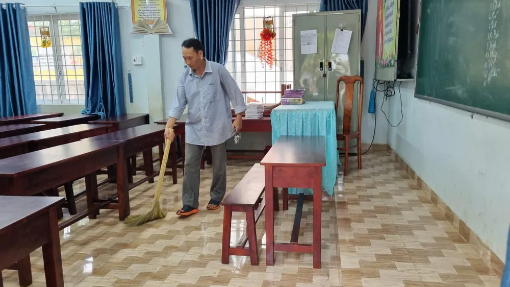 Trường tiểu học Nguyễn Đức Cảnh cho học sinh nghỉ học, tổng dọn vệ sinh vì mùi hôi nghi thuốc trừ sâu. Ảnh: TIẾN THOẠI thuốc trừ sâu.jpg