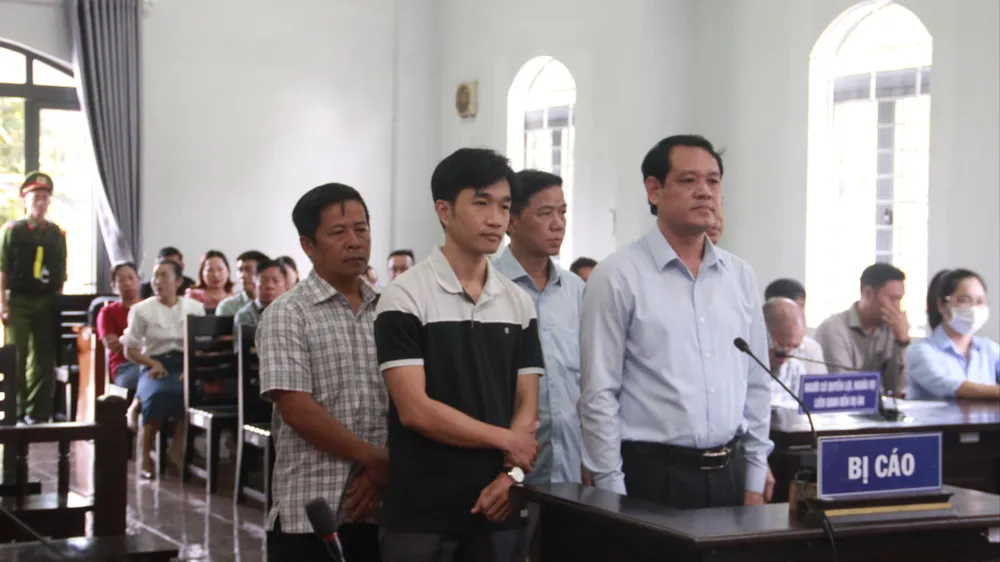 Các bị cáo tại tòa. Ảnh: TIẾN THOẠI Cựu giám đốc Sở Xây dựng Đắk Nông.JPG