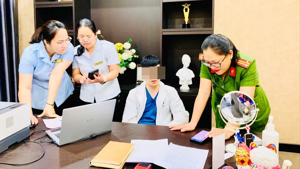 Các lực lượng chức năng kiểm tra tại cơ sở PK ĐHY TP.HCM. Ảnh: L.K cơ sở khám bệnh.jpg