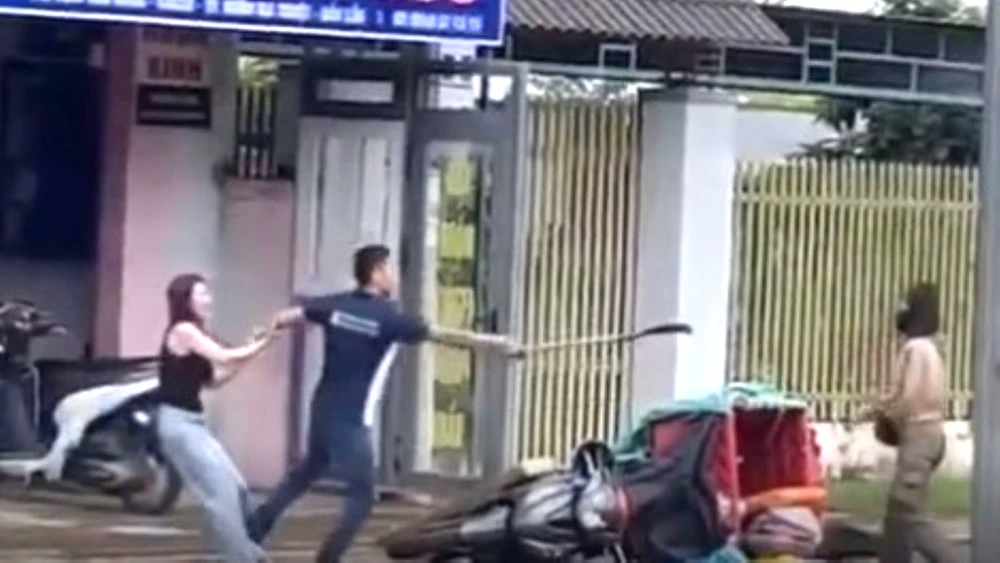 Nam thanh niên cầm rựa dọa chém nữ shipper. Ảnh cắt từ clip.
