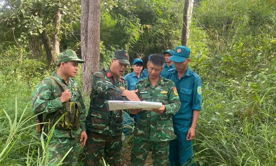 Các lực lượng phối hợp tìm kiếm máy bay trong vườn quốc gia Yok Đôn. Ảnh: M.H Hình ảnh lực lượng tìm kiếm máy bay quân sự Y-130 ở Đắk Lắk