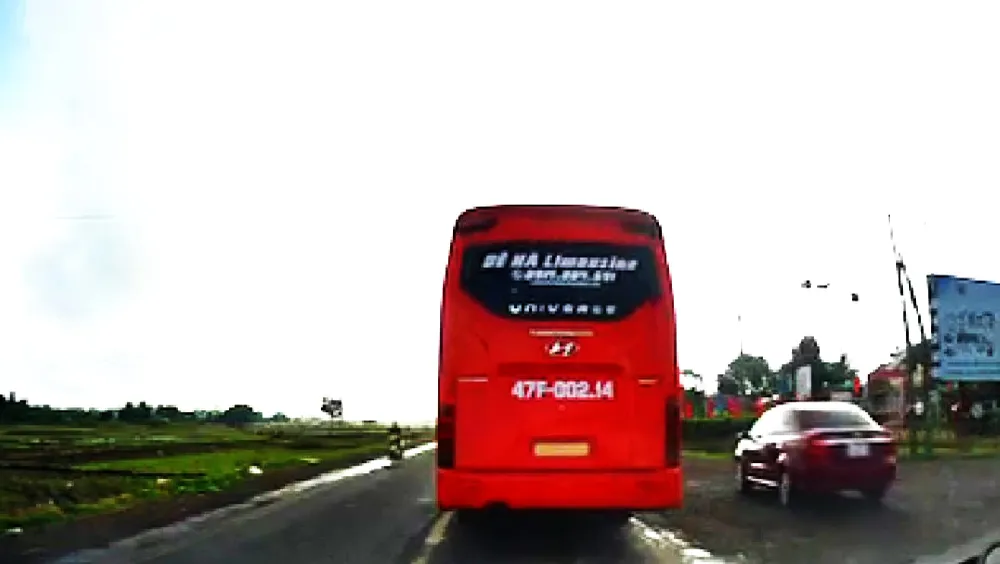 dừng giữa quốc lộ.jpg