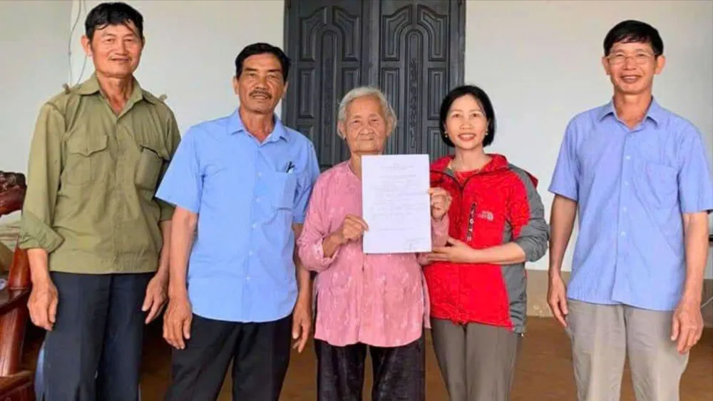 Cụ Thật rất vui sau khi được rút khỏi danh sách hộ nghèo của xã Quảng Tâm. Ảnh: D.P Danh sách hộ nghèo 1.jpg