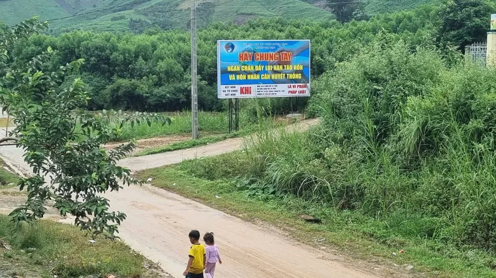 Chính quyền cắm bảng tuyên truyền về kế hoạch hóa gia đình ở thôn Cư Rang. Ảnh: T.T