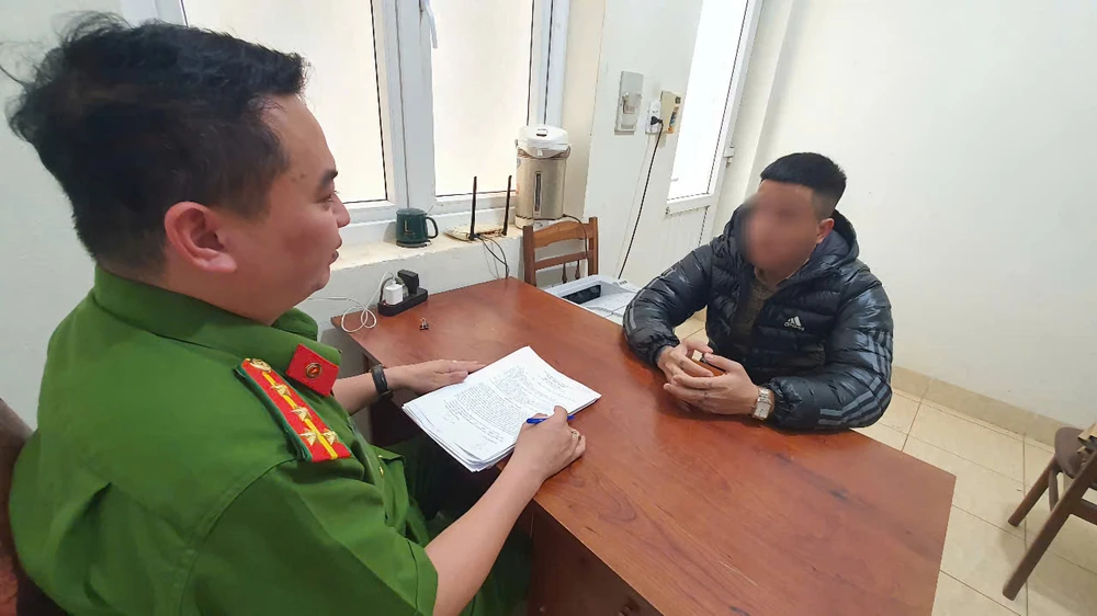 Công an làm việc với một người liên quan vụ việc. Ảnh: S.Đ ĐÁ VÀO MẶT.jpg
