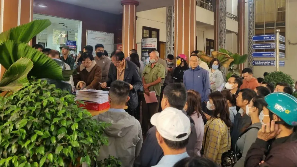 Nhiều người chờ làm thủ tục đất đai. Ảnh: T.T Buôn Ma Thuột 2.jpg