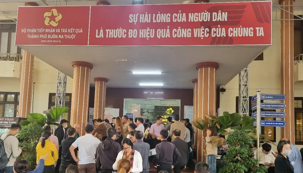 Nhiều người chen lấn nộp hồ sơ dù chưa đến giờ làm việc. Ảnh: T.T Buôn Ma Thuột 5.jpg
