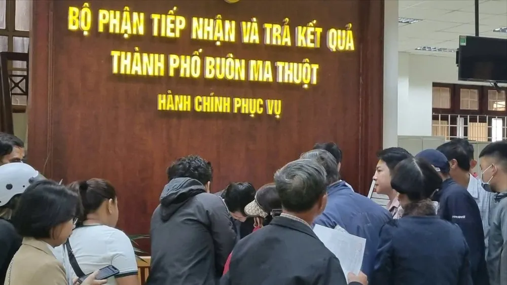 Nhiều người quây lấy cán bộ tiếp nhận hồ sơ. Ảnh: T.T Buôn Ma Thuột 6.jpg