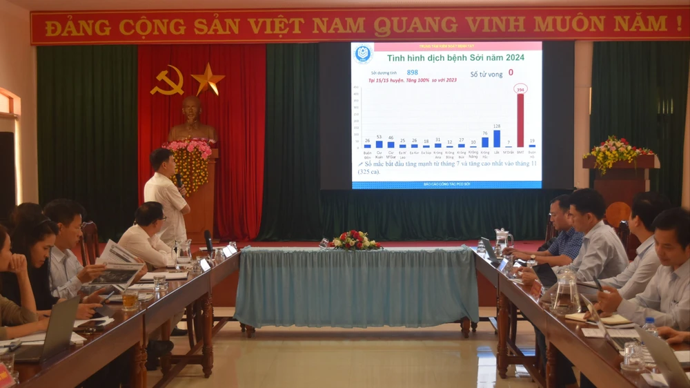 Cục Phòng bệnh làm việc với Sở Y tế Đắk Lắk. Ảnh: T.D phòng chống bệnh sởi.JPG