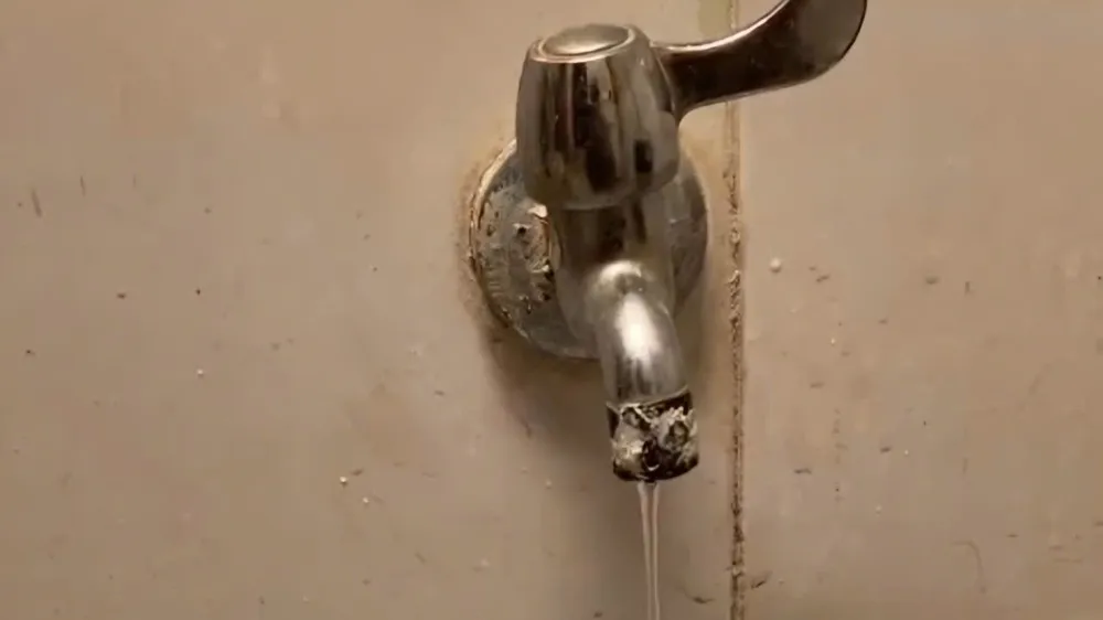 Vòi nước tại nhà một hộ dân rất yếu, không đủ dùng. Ảnh: N.D nước sinh hoạt 5.jpg
