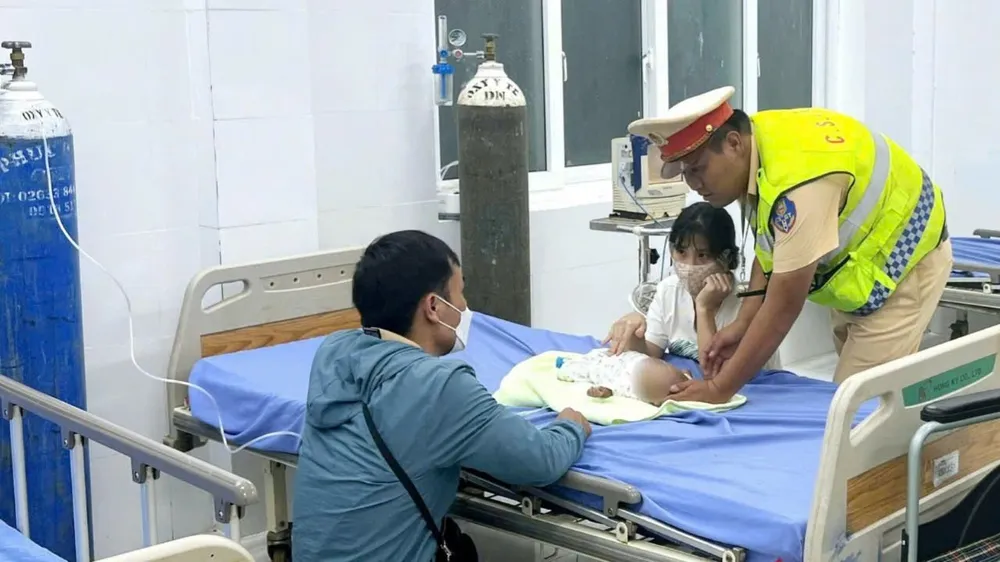 CSGT vừa hỗ trợ cháu bé đến bệnh viện kịp thời. Ảnh: MQ cảnh sát giao thông 1.jpg