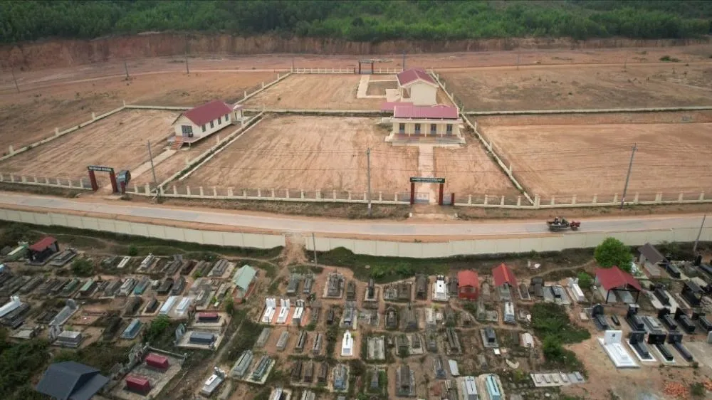 Người dân ái ngại vì khu tái định cư nằm cạnh nghĩa địa. Ảnh: C.N tái định cư 2.jpg