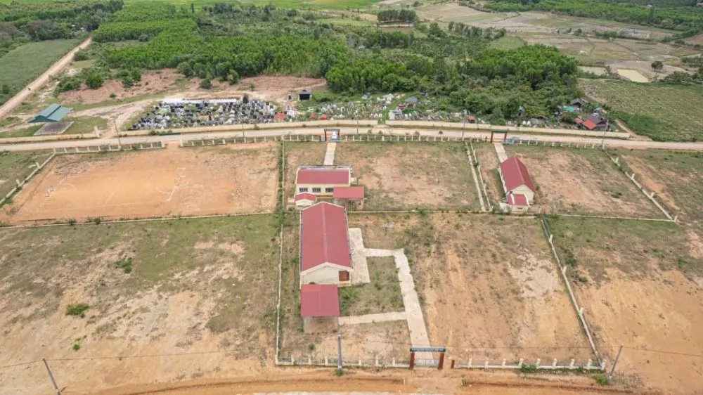 Một số công trình được xây dựng tại khu tái định cư xã Ea Yiêng. Ảnh: C.N tái định cư 3.jpg