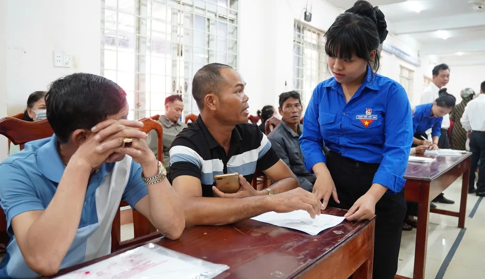 Nhiều người dân được các thanh niên tình nguyện hướng dẫn, hỗ trợ nhiệt tình. Ảnh: D.K