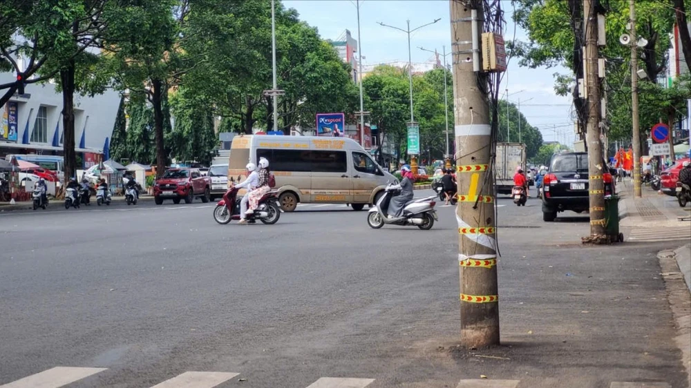 trụ điện nằm dưới lòng đường 2.jpg