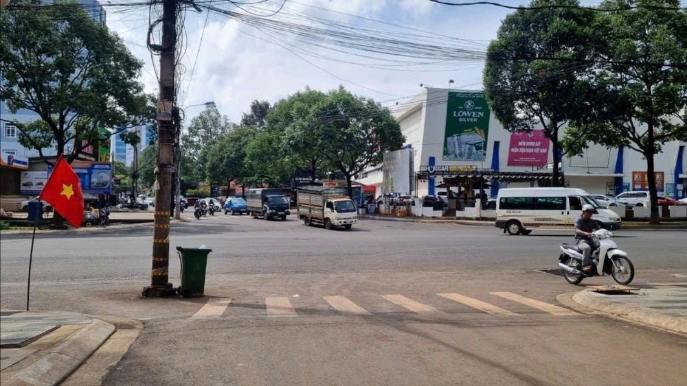 trụ điện nằm dưới lòng đường 3.jpg