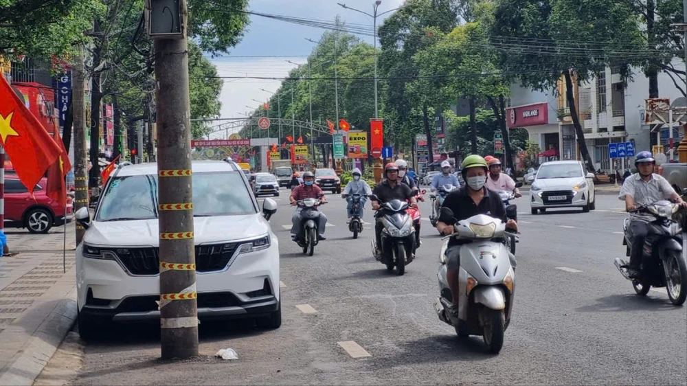 trụ điện nằm dưới lòng đường.jpg