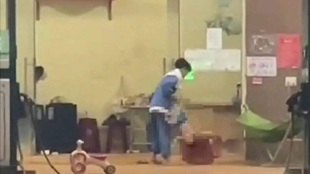 bé trai bị xách chân 1.jpg