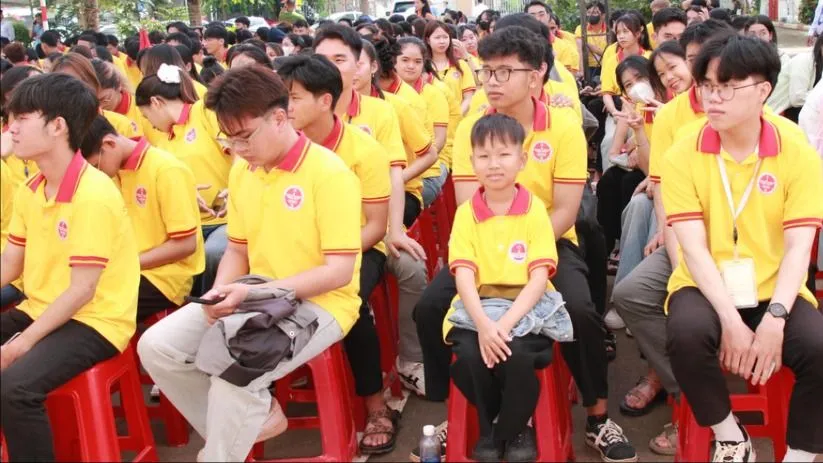 chàng sinh viên tí hon.jpg