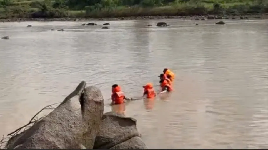 3 học sinh đuối nước.jpg