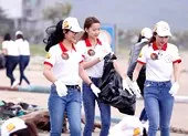Thú vị trào lưu 'thách thức dọn rác' gây bão mạng thế giới ảnh 4 Hoa khôi Sinh viên VN làm sạch bãi biển Đà Nẵng sau mưa lũ
