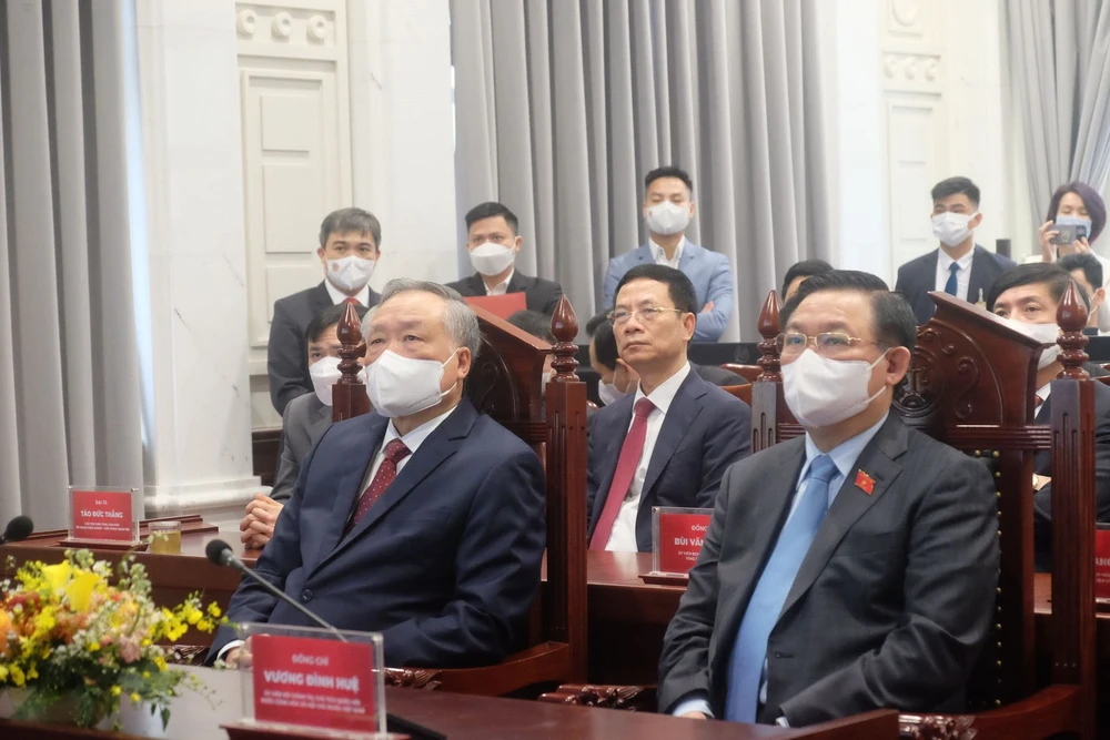 Chủ tịch Quốc hội quan sát phiên xử trực tuyến đầu tiên trên cả nước ảnh 2