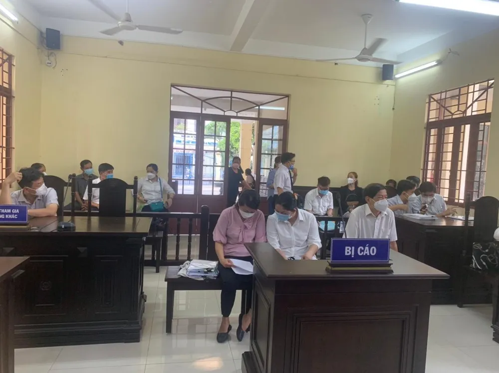 Các bị cáo có mặt tại phiên tòa trước giờ xét xử. Ảnh: TRÚC PHƯƠNG