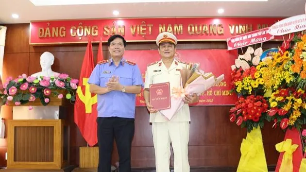 Ông Nguyễn Quang Dũng (trái), Phó Viện trưởng VKSND tối cao trao Quyết định điều động, bổ nhiệm cho ông Huỳnh Văn Ri. Ảnh: Cổng thông tin điển tử VKSND cấp cao tại TP.HCM. Ông Nguyễn Quang Dũng (trái), Phó Viện trưởng VKSND tối cao trao Quyết định điều động, bổ nhiệm cho ông Huỳnh Văn Ri. Ảnh: Cổng thông tin điển tử VKSND cấp cao tại TP.HCM.