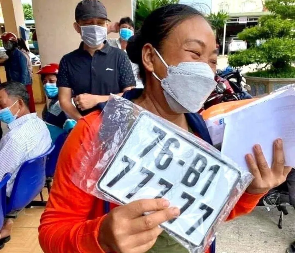 Chị Thủy và biển số ngũ quý 7 vừa bốc được. Ảnh: Facebook nhân vật Chị Thủy và biển số ngũ quý 7 vừa bốc được. Ảnh: Facebook nhân vật