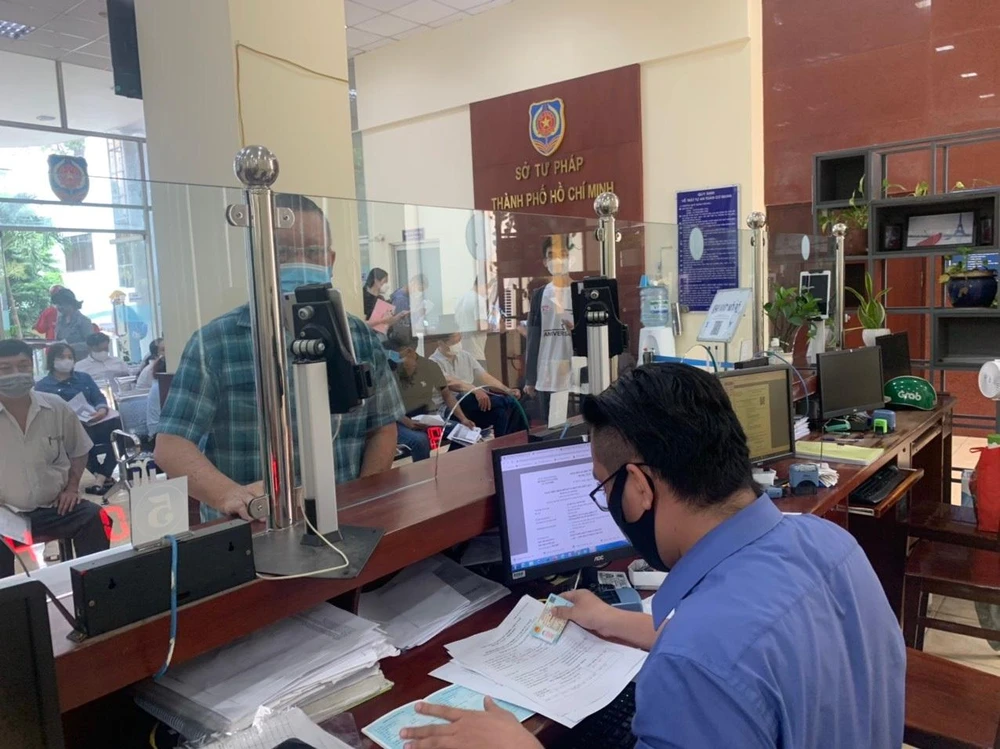 Người dân nộp hồ sơ yêu cầu cấp Phiếu Lý lịch tư pháp tại Sở Tư pháp TP.HCM. Ảnh: TRÚC PHƯƠNG
