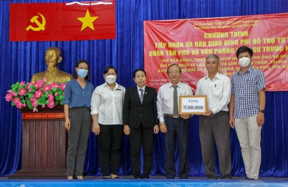 Buổi trao phần quà hỗ trợ cho tổ dân phố khu phố 8, phường Tây Thạnh. Ảnh: DƯƠNG HOÀNG